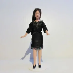Klar til afsendelse - Doll. Frida in black dress