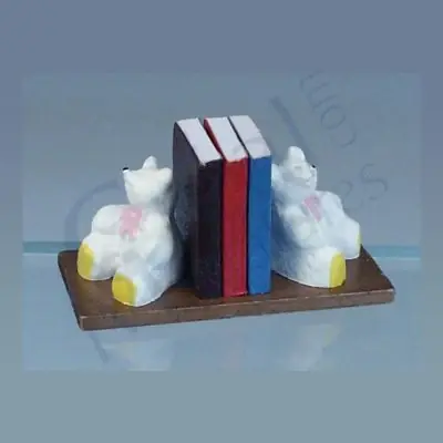 Bookshelf with books and teddy bears - Netop tilføjet